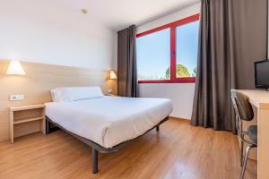 Un pat sau paturi într-o cameră la Hotel Basic