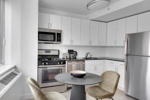 Een keuken of kitchenette bij UWS 1BR w Gym Doorman nr Julliard NYC-834