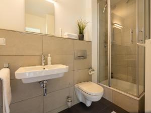 Koupelna v ubytování Feriendorf Rugana - Komfortplus Appartement mit 1 Schlafzimmern und Terrasse D46