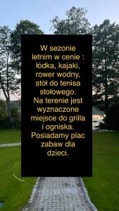 un cartel en un parque con escrito en él en Domki nad jeziorem Kazub, en Cieciorka