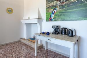 einen weißen Tisch mit einer Kaffeemaschine darüber in der Unterkunft La casa di Maria - YourPlace Abruzzo in Fossacesia