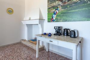 Příslušenství pro přípravu čaje a kávy v ubytování La casa di Maria - YourPlace Abruzzo