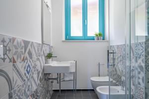 baño con lavabo y aseo y ventana en La casa di Maria - YourPlace Abruzzo, en Fossacesia