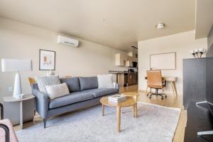 Khu vực ghế ngồi tại Queen Anne 1br w gym wd lounge roof deck SEA-568