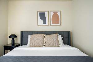 Giường trong phòng chung tại Queen Anne 1br w gym wd lounge roof deck SEA-568