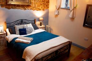 1 dormitorio con 1 cama con edredón azul en Norfolk Accommodation, en Heacham