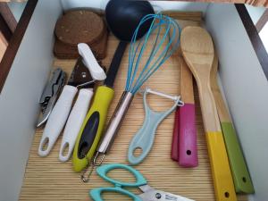 uma gaveta cheia de diferentes tipos de utensílios de cozinha em Milana-2 Sea View em Byala