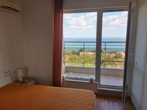 een kamer met een groot raam met uitzicht op de oceaan bij Milana-2 Sea View in Byala
