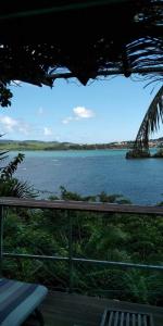 - une vue sur une grande étendue d'eau dans l'établissement Le gîte du pêcheur, à La Trinité