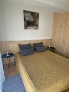 A bed or beds in a room at Lilium Villa Hévíz