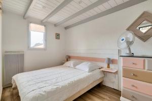 Un dormitorio con una cama y una lámpara y una ventana. en Face mer - Trou du Diable sur la Corniche, en Les Bussolleries