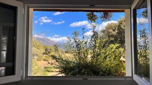 uma janela com vista para a montanha em Le gozzi em Afa