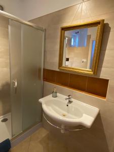 A bathroom at Lilium Villa Hévíz