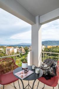 d'une table et de chaises sur un balcon avec vue. dans l'établissement Emma Hills Villa, à Korakiaí