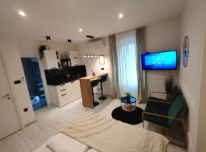 sala de estar con cama y escritorio en Alegra Apartments Center, en Rijeka