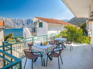 um pátio com uma mesa e cadeiras numa varanda em Daria Apartments em Kotor