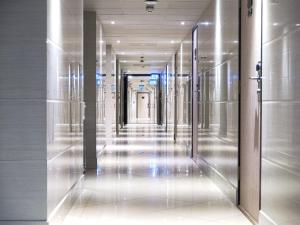 un pasillo en un edificio con puertas de cristal en Central City Apartments, en Oslo