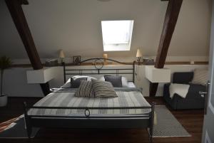 un dormitorio con una cama y un sofá en Ferienhaus Waldorf, en Biebelsheim