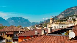 uitzicht op een stad met bergen op de achtergrond bij Alfea Deluxe Loft & Rooms in Trento