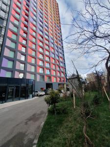 un edificio alto rojo con una calle delante de él en Old City Apartment, en Tiflis