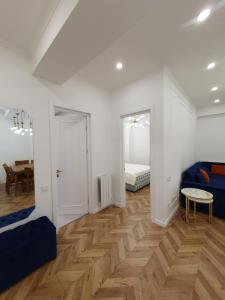 Una sala de estar con un sofá azul y una mesa. en Old City Apartment, en Tiflis