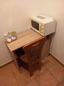 a microwave sitting on top of a wooden table at Apartmány Na Valše in Sušice