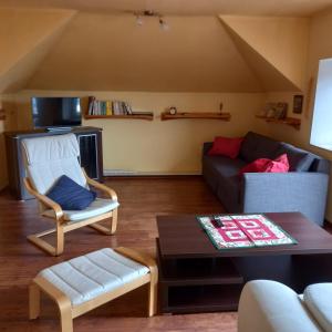 捷克克魯姆洛夫的住宿－Vila Hesha，客厅配有沙发和桌子