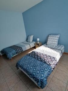 twee bedden en twee stoelen in een kamer bij AIR PAIX LE MONT in Herpelmont