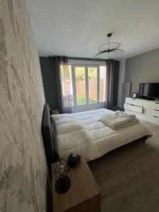 Giường trong phòng chung tại maison 6 personnes villa sofia