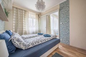 Posteľ alebo postele v izbe v ubytovaní Liszt Ferenc Square Panorama Apt