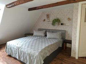 sypialnia z łóżkiem w pokoju w obiekcie Pension am Schäferbrink w mieście Boizenburg