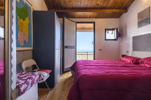 UlassaiにあるMarilùのベッドルーム1室(ベッド1台、景色を望む窓付)