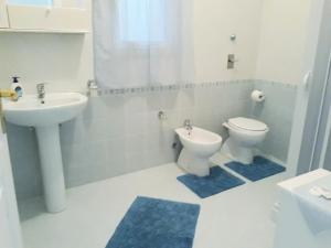 bagno bianco con lavandino e servizi igienici di Casa Margherita Airport Birgi a Guarrato