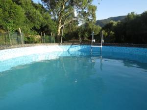 Bazén v ubytovaní Camping en Molino Dorado alebo v jeho blízkosti