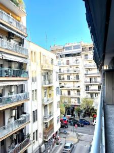 - un balcon offrant une vue sur un immeuble dans l'établissement Skra 3 by Agora Flats, à Thessalonique