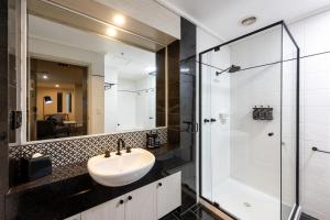 ห้องน้ำของ Chic 1-bedroom Apartment in Melbourne CBD