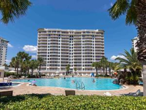 Un gran edificio con piscina en frente de un edificio. en Silver Shells, en Destin