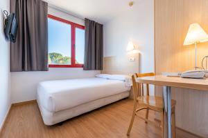 Un pat sau paturi într-o cameră la Hotel Basic