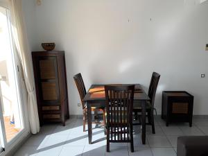 comedor con mesa de madera y sillas en Spectacular Sea views 2 bedrooms in Villa Marina, en Benidorm
