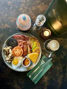 une assiette de nourriture pour le petit-déjeuner sur une table dans l'établissement The Regency Hotel, à Solihull