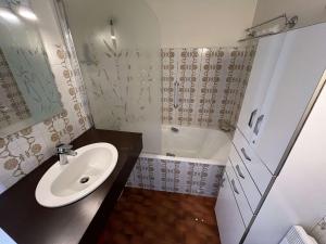 Kúpeľňa v ubytovaní Studio cosy à Bénodet: plage, restos, thalasso à pied, balcon et parking privé - FR-1-481-135