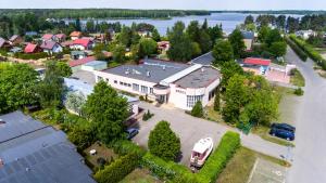 una vista aérea de una ciudad con un gran edificio en Rewita Pieczyska, en Koronowo