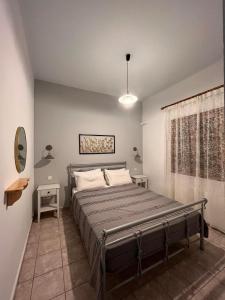 1 dormitorio con 1 cama grande en una habitación en Margianou Apartments, en Kálamos
