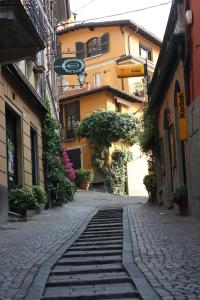 une rue pavée dans une ville avec des bâtiments dans l'établissement Leoni 7, à Menaggio