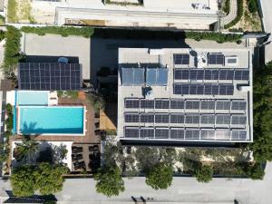 una vista sul soffitto di un edificio con pannelli solari di Liberty Living Apartments a Spalato (Split)