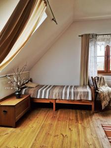 a bedroom with a bed and a window at Na Przypiecku in Piecki
