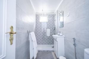 een witte badkamer met een toilet en een douche bij Cem Sentido - Alentejo Apartments in Portalegre