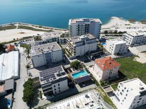 una vista aerea di una città vicino all'oceano di Liberty Living Apartments a Spalato (Split)