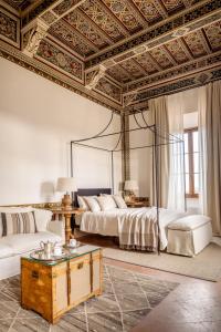 モンテプルチャーノにあるPrecise Tale Poggio Alla Salaの格天井のベッドルーム1室(ベッド1台付)
