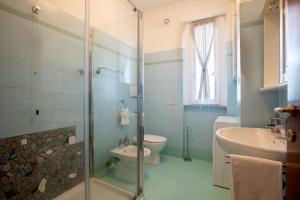 e bagno con doccia, servizi igienici e lavandino. di 162 - La Veranda Sull'Acqua, Fronte e Vista Mare Riva Trigoso, POSTO AUTO PRIVATO a Sestri Levante